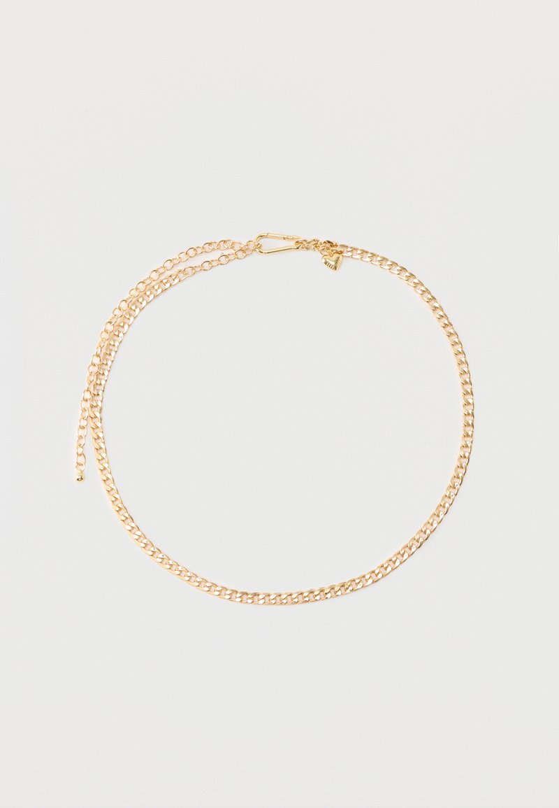 Κολιέ με αλυσίδα σε χρυσό τόνο με κούμπωμα καβουράκι και επιμηκυμένο ρυθμιζόμενο κρίκο σε ουδέτερο φόντο.