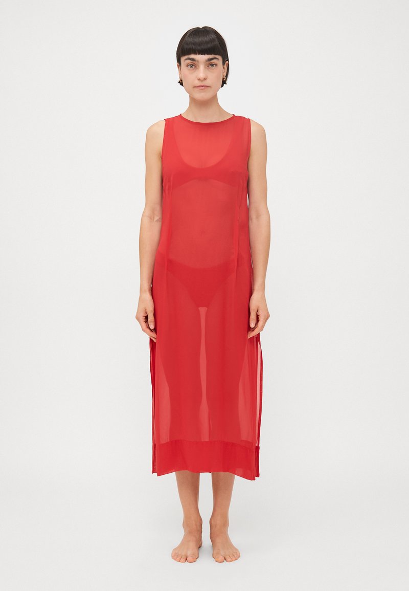 Vestito midi rosso trasparente con colletto rotondo e senza maniche; presenta spacchi laterali e orlo dritto. Il tessuto ha una consistenza leggera e trasparente.
