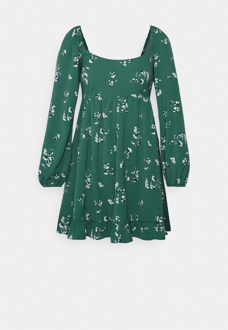 Vestido floral verde con escote cuadrado, mangas largas abullonadas y falda acampanada con dobladillo con volantes. Presenta un patrón de flores blancas en toda la prenda.