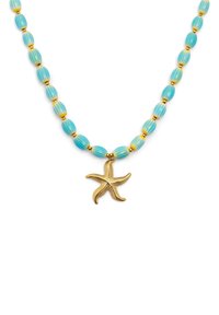 Collar de cuentas con cuentas de vidrio ribeteadas en azul claro y acentos en tono dorado, que presenta un colgante de estrella de mar texturizada en el centro.