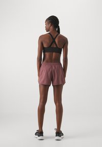 New Balance ESSENTIALS SHORT - Lühikesed kaks-ühes jooksupüksid - licorice