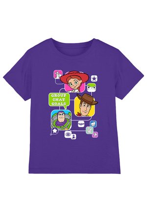 Lila T-Shirt mit bunten Cartoon-Gesichtern, die Hüte tragen, Sprechblasen und dem Text „GROUP CHAT GOALS“ in einem leuchtend grünen Kasten.