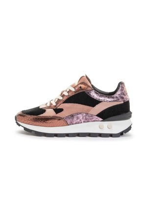 Zapatilla multicolor que presenta texturas en rosa, negro y metalizado. El diseño incluye una suela blanca, cierre de cordones y acentos con patrones.