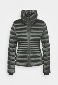 Puffjacka i mörkgrön färg, med hög krage, dragkedja fram och kviltad design med horisontella ränder för isolering och komfort.