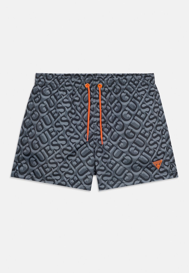 Short de bain gris pour homme avec motif logo "GUESS" noir, cordons orange et petite étiquette logo triangulaire orange sur la jambe.