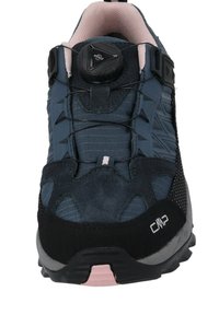 Zapatilla deportiva azul marino con detalles de ante gris, paneles de malla y una suela de goma negra. Cuenta con un dial para un ajuste rápido de los cordones.