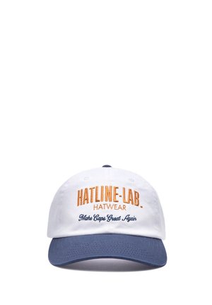 Gorra de béisbol blanca con visera azul marino, texto bordado "HATLINE-LAB. HATWEAR Make Caps Great Again" en el frente.