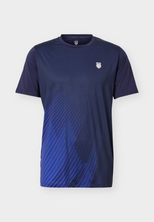 Camiseta deportiva de manga corta en azul marino con cuello redondo, que presenta un pequeño logo blanco en el pecho y patrones de rayas diagonales en tonos azules.