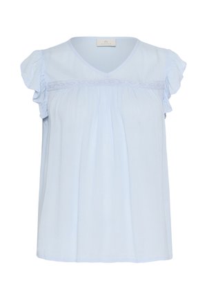 Blouse bleu clair en tissu doux. Présente des manches courtes à volants et un col en V, avec des détails en dentelle sous la poitrine. Coupe décontractée.