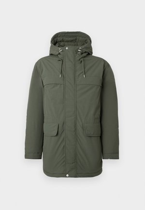 Parka verte avec capuche, deux poches avant, fermetures éclair et cordons de serrage. Fabriquée en tissu lisse avec un léger éclat.