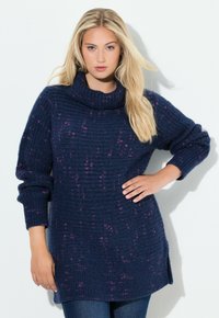 Granatowy sweter z dzianiny z wysokim, zwiniętym kołnierzem, prążkowaną teksturą i różowymi akcentami. Posiada długie rękawy i boczne rozcięcia.