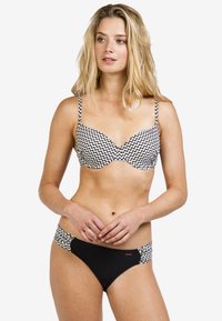 Bikini set met een zwart-wit zigzagpatroon beha en effen zwarte onderkant. Verstelbare schouderbandjes, zachte stof en minimalistisch ontwerp.