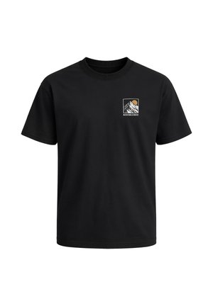 Schwarzes T-Shirt mit kurzen Ärmeln, mit kleinem Grafikmotiv von Berg und Sonne auf der linken Brust und dem Wort „NEVERLESS“ unter dem Design.