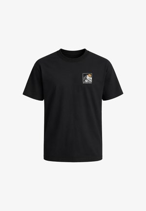 Schwarzes T-Shirt mit kurzen Ärmeln, mit kleinem Grafikmotiv von Berg und Sonne auf der linken Brust und dem Wort „NEVERLESS“ unter dem Design.