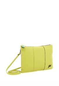 Borsa a tracolla gialla in pelle con una texture liscia, chiusura con zip e una cucitura nera a contrasto. Presenta una lunga tracolla regolabile.