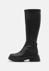 Botas negras hasta la rodilla de cuero texturizado, con tacón ancho y paneles laterales elásticos para un fácil calzado. Acabado suave y diseño de punta redondeada.