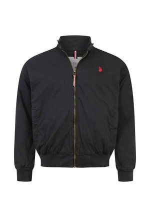 Schwarze Jacke mit Reißverschluss, gerippten Bündchen und Saum, Stehkragen und kleinem roten gesticktem Logo auf der linken Brust.