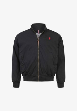 Schwarze Jacke mit Reißverschluss, gerippten Bündchen und Saum, Stehkragen und kleinem roten gesticktem Logo auf der linken Brust.