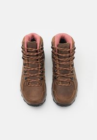 Bruine wandelschoenen met een roze mesh kraag en veters, een bovenwerk van getextureerd leer, een zwarte rubberen zool en verstevigde veteroogjes.