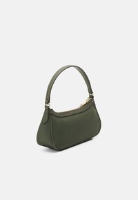 DKNY CAROL - EW BAGUETTE - Mala de mão - military green