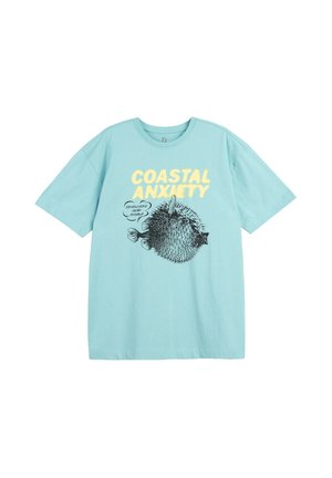 Jasnoniebieska koszulka z żółtym napisem "COASTAL ANXIETY" oraz czarną ilustracją rozdymki z napisem "GDZIEŚ BLISKO OKINAWY."
