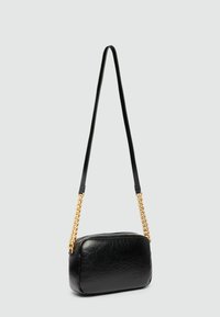 Schwarze Leder-Crossbody-Tasche mit rechteckiger Form, strukturierter Oberfläche, goldfarbenem Kettenakzent-Trageriemen und Reißverschluss.