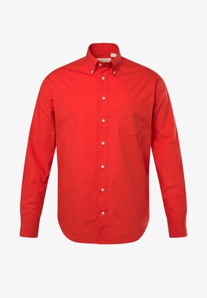 Camisa de algodón roja de manga larga, con cuello abotonado, cierre frontal de botones, un bolsillo en el pecho y dobladillo curvado.