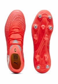 Jaskrawoczerwone korki do piłki nożnej z teksturowaną cholewką, z szarymi akcentami i kołnierzem przypominającym skarpetę, wyposażone w 6 metalowych kołków na trwałej podeszwie.