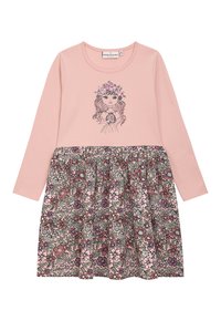 Rosa langärmeliges Kleid mit einem rockartigen, floral gemusterten Saum, das ein Druckdesign eines Mädchens mit Blumen und sanften Rüschen an der Taille zeigt.