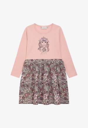 Rosa langärmeliges Kleid mit einem rockartigen, floral gemusterten Saum, das ein Druckdesign eines Mädchens mit Blumen und sanften Rüschen an der Taille zeigt.