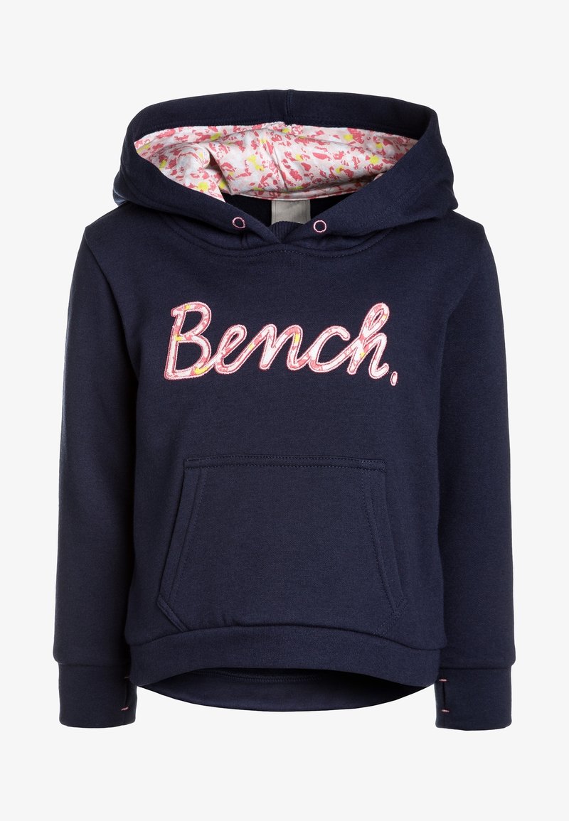 Sweat à capuche bleu marine avec poche avant kangourou, doublure de capuche à motif floral, et logo "Bench." en écriture florale rose sur la poitrine.