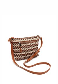 Bolsa de tela tejida con un patrón de zigzag en crema, rojo y marrón. Presenta una correa de cuero marrón y un bolsillo con cremallera en la parte frontal. Forma rectangular.