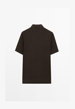 Polo a maniche corte a coste di colore marrone scuro con colletto, vista da dietro su sfondo bianco.