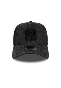 Μαύρο τζιν καπέλο μπέιζμπολ με ανάγλυφο λογότυπο των New York Yankees, καμπυλωτό γείσο, ρυθμιζόμενο λουράκι και υφασμάτινη υφή.