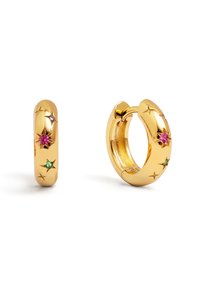 Boucles d'oreilles créoles dorées avec des motifs d'étoiles, ornées de pierres décoratives roses et vertes. Texture lisse avec une finition polie.