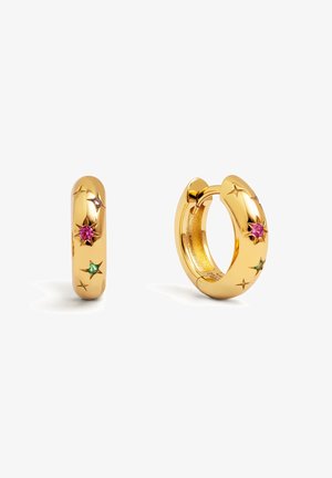 Pendientes de aro de oro con motivos de estrellas, que presentan piedras decorativas en tonos rosa y verde. Textura suave con un acabado pulido.