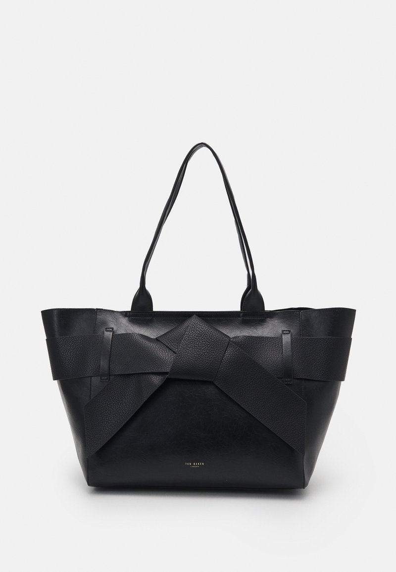 Svart läder tote-väska med texturerade remmar och geometrisk design. Har släta och pebble-artade ytor, dubbla handtag och ingen synlig hårdvara.