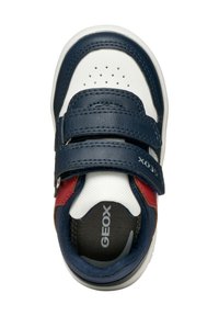 Basket en cuir bleu marine avec accents blancs, deux sangles réglables, bout perforé et intérieur texturé avec la marque "GEOX".