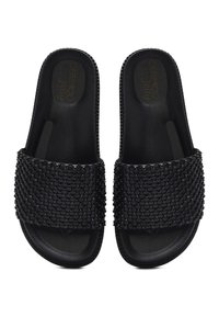 Zwarte jelly slide sandalen met een gestructureerde, parelachtige bovenkant en een gladde, gevormde voetbed. Open teen ontwerp met een duurzame zool voor grip.