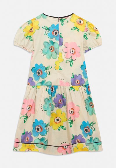 Robe courte couleur crème avec jupe froncée, présentant de grands motifs floraux colorés peints à la main en bleu, jaune, rose et violet.