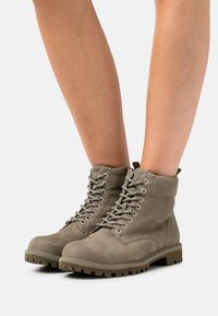 Tamaris Talvesaapad - light khaki