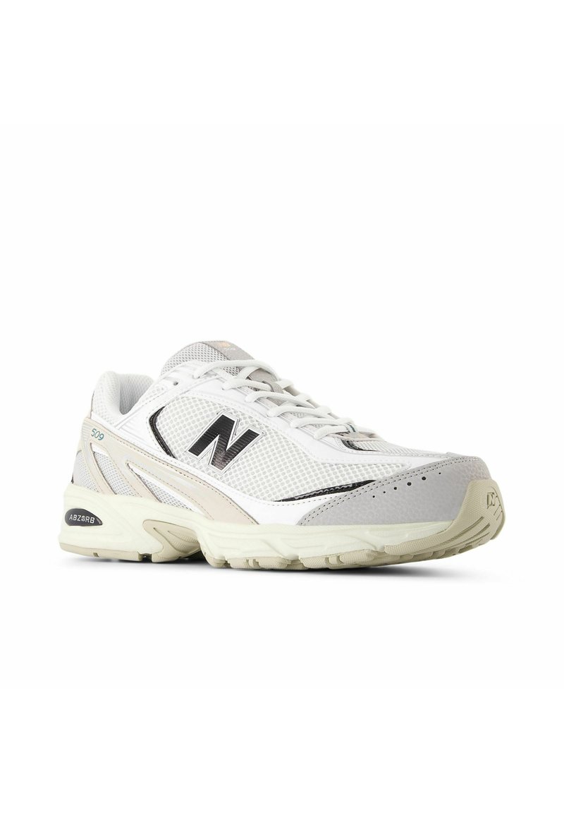 Heren New Balance sneakers van wit mesh en lichtgrijs leer. Voorzien van een opvallend zwart "N"-logo en een dempende zool voor extra ondersteuning.