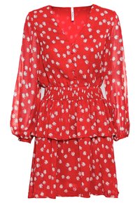 Vestido floral vermelho com mangas longas transparentes, decote em V, cintura franzida e saia em camadas. Apresenta padrões de margaridas brancas e um tecido leve.