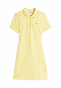 Kurzes gelbes Polokleid aus weichem Baumwollmaterial, mit klassischem Kragen, kurzen Ärmeln, Knöpfen vorne und einem kleinen Logo auf der Brust.
