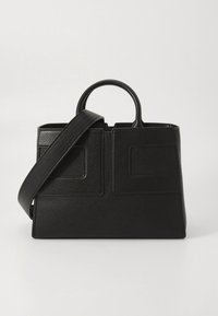 Črna usnjena torbica s strukturirano obliko, dvema kratkima ročajema in dolgim nastavljivim trakom. Ima reliefne pravokotne poudarke.