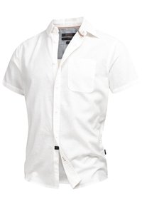 Biała koszula z krótkim rękawem, zapinana na guziki, z jedną kieszenią na piersi i w paski wewnętrznym kołnierzykiem, pokazana częściowo rozpięta na jednolitym tle.