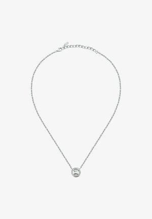 Zilveren ketting met een kleine ronde hanger met een vierkante centrale steen omringd door kleinere stenen op een witte achtergrond.