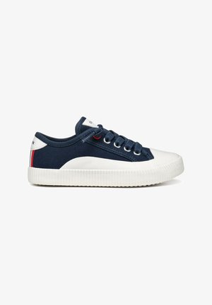 Baskets en toile bleu marine avec semelle en caoutchouc blanc, bout rond et lacer à l'avant. Présente des accents gris et une bande rouge au talon.