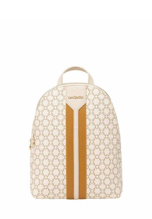 Zaino bianco in pelle con un motivo geometrico, dettagli dorati, una maniglia superiore e una striscia verticale centrale marrone. Chiusura a zip nella parte superiore.