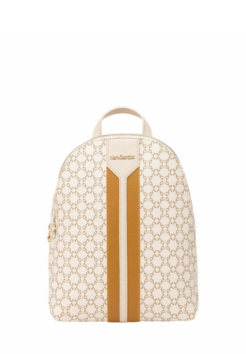 Zaino bianco in pelle con un motivo geometrico, dettagli dorati, una maniglia superiore e una striscia verticale centrale marrone. Chiusura a zip nella parte superiore.